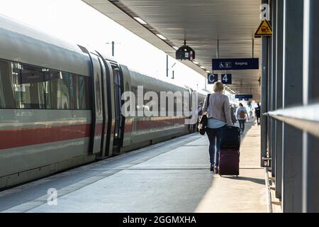 Hanovre, Allemagne. 02 septembre 2021. Une femme marche le long d'une plate-forme avec une valise à la gare centrale de Hanovre. Il y a un TRAIN ICE sur la piste. Le syndicat des chauffeurs de train GDL a appelé ses membres à faire grève à la Deutsche Bahn. Credit: Michael Matthey/dpa/Alay Live News Banque D'Images