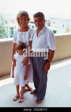 Patrizia Lamborghini mit ihrem Vater Ferruccio und ihrer Mutter Maria Teresa in den Ferien à Pérouse, Italie 1991. Patrizia Lamborghini et son père Ferruccio et sa mère Maria Teresa en vacances à Pérouse, Italie 1991. Banque D'Images