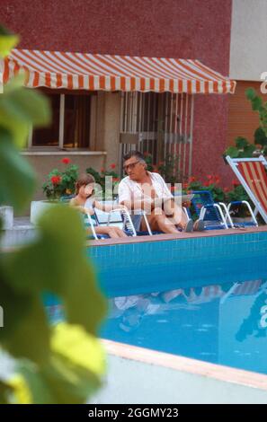 Patrizia Lamborghini mit ihrem Vater Ferruccio in den Ferien à Pérouse, Italie 1991. Patrizia Lamborghini et son père Ferruccio en vacances à Pérouse, Italie 1991. Banque D'Images