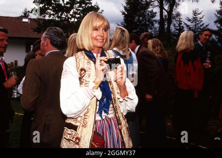 Mirja Sachs fotografiert auf dem 60. Geburtstag von Henriette von Bohlen und Halbach in Kitzbühel, Österreich 1993. Mirja Sachs prendre des photos au 60ème anniversaire de Henriette von Bohlen und Halbach à Kitzbuehel, Autriche 1993. Banque D'Images