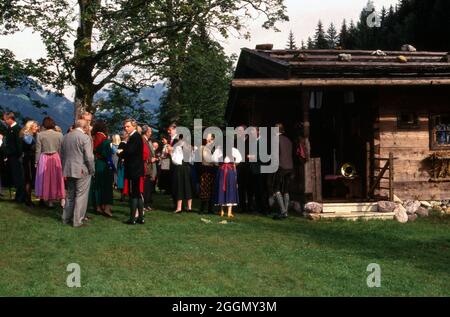 Partygäste auf dem 60. Geburtstag von Henriette von Bohlen und Halbach in Kitzbühel, Österreich 1993. Invités à la fête au 60ème anniversaire de Henriette von Bohlen und Halbach à Kitzbuehel, Autriche 1993. Banque D'Images