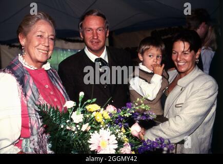 DAS Geburtstagskind (Liens) begrüßt Gäste auf dem 60. Geburtstag von Henriette von Bohlen und Halbach in Kitzbühel, Österreich 1993. La fille d'anniversaire (à gauche) souhaite la bienvenue à ses invités au 60ème anniversaire de Henriette von Bohlen und Halbach à Kitzbuehel, Autriche 1993. Banque D'Images