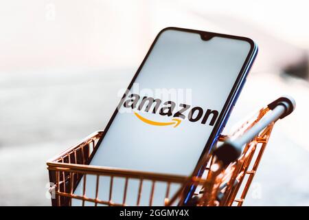 Brésil. 1er septembre 2021. Dans cette illustration, un logo Amazon s'affiche sur un smartphone avec un panier. Crédit : SOPA Images Limited/Alamy Live News Banque D'Images