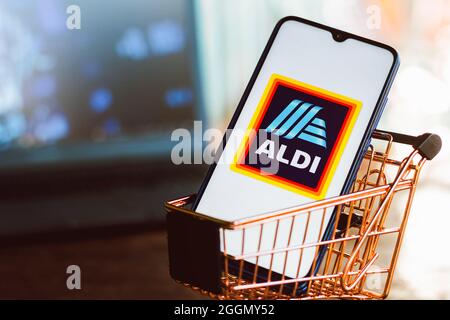 Brésil. 1er septembre 2021. Dans cette illustration, un logo Aldi apparaît sur un smartphone avec un panier. Crédit : SOPA Images Limited/Alamy Live News Banque D'Images