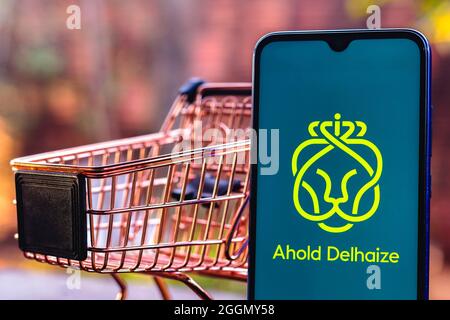 Brésil. 1er septembre 2021. Dans cette illustration, le logo Ahold Delhaize affiché sur un smartphone avec un panier. Crédit : SOPA Images Limited/Alamy Live News Banque D'Images