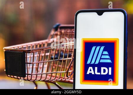 Brésil. 1er septembre 2021. Dans cette illustration, un logo Aldi apparaît sur un smartphone avec un panier. Crédit : SOPA Images Limited/Alamy Live News Banque D'Images