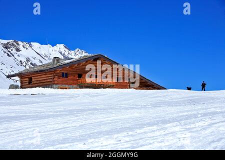 FRANCE, ISÈRE (38) MASSIF DE L'OISANS AU-DESSUS DE L'ALPE D'HUEZ, LE REFUGE DU COL DE SARENNE Banque D'Images