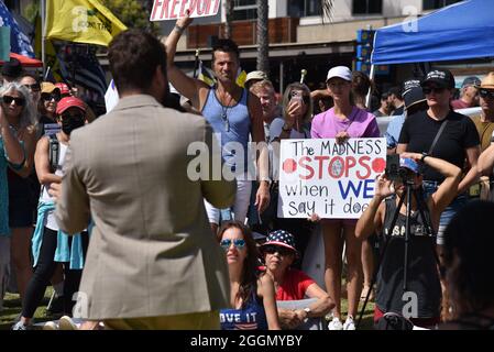 Santa Monica, CA USA - 28 août 2021 : rassemblement des manifestants contre la législation obligatoire sur les vaccins en Californie Banque D'Images