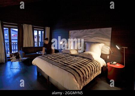 FRANCE. SAVOIE (73) SKI D'ISÈRE (HAUTE-TARENTAISE) DANS LE MASSIF DE LA VANOISE. UNE CHAMBRE DE L'AVENUE LODGE (LE NOUVEL HÔTEL MODERNE À L'INTÉRIEUR DESIGN PAR JEAN-PHI Banque D'Images