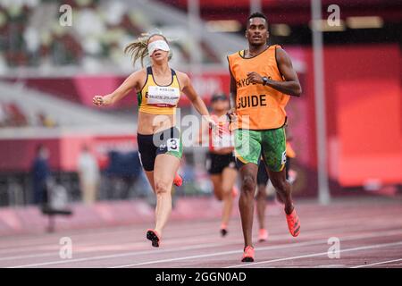 TOKYO, JAPON. 02 septembre 2021. Lorena Salvatini Spoladore et guide Oliveira Renado (BRA) dans le 200m T00 féminin pendant la compétition sur piste et terrain - Tokyo 2020 Jeux paralympiques au stade olympique le jeudi 02 septembre 2021 à TOKYO, JAPON. Credit: Taka G Wu/Alay Live News Banque D'Images