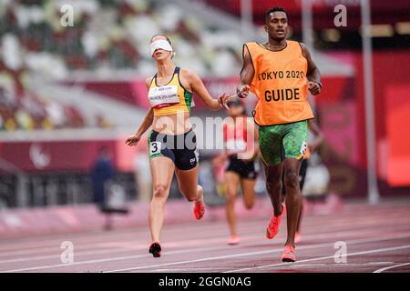 TOKYO, JAPON. 02 septembre 2021. Lorena Salvatini Spoladore et guide Oliveira Renado (BRA) dans le 200m T00 féminin pendant la compétition sur piste et terrain - Tokyo 2020 Jeux paralympiques au stade olympique le jeudi 02 septembre 2021 à TOKYO, JAPON. Credit: Taka G Wu/Alay Live News Banque D'Images