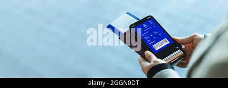 Gros plan d'une femme avec carte d'embarquement électronique au téléphone avec passeport et billet d'avion à l'aéroport. Billet d'avion numérique sur le smartphone mobile Banque D'Images