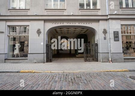 Riga, Lettonie. Août 2021. Vue de l'entrée de la cour appelée rue à trois murs dans le centre-ville Banque D'Images