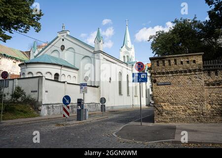 Riga, Lettonie. Août 2021. Une route d'accès au centre historique de la ville Banque D'Images