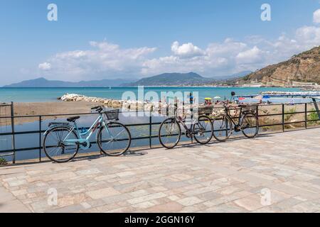 Vélos garés le long de la plage à Sestri Levante, en Italie, par une belle journée d'été Banque D'Images