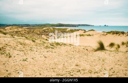 Vue sur la plage de Covachos une des plus belles plages de la côte brisée, Cantabrie, Espagne Banque D'Images