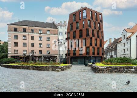 Riga, Lettonie. Août 2021. Le contraste entre l'ancien et le nouveau bâtiment dans le centre historique de la ville Banque D'Images