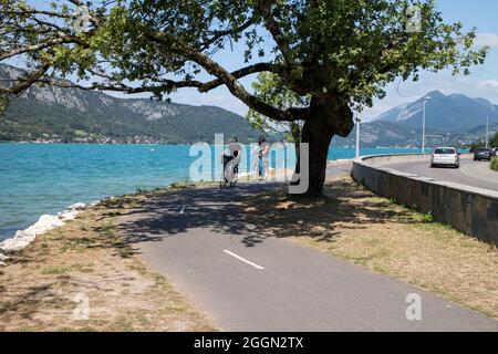 Vélo vers Talloires (Lac d'Annecy, France) Banque D'Images