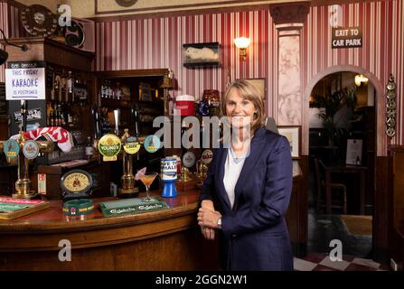 USAGE ÉDITORIAL SEULEMENT Gwyneth Strong, qui a joué Cassandra dans seulement Fools et chevaux, à une récréation à Londres du pub de Nags Head du spectacle, qui s'ouvre au public les 2, 3 et 4 septembre, dans le cadre de la chaîne de télévision Gold célébration du 40ème anniversaire du spectacle. Date de publication : jeudi 2 septembre 2021. Banque D'Images