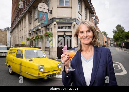 UTILISATION ÉDITORIALE SEULEMENT Gwyneth Strong, qui a joué Cassandra en dehors d'une récréation à Londres de la Nag Head pub de seulement Fools et chevaux qui s'ouvre au public les 2, 3 et 4 septembre, dans le cadre de la chaîne de télévision Gold célébration du 40ème anniversaire du spectacle. Date de publication : jeudi 2 septembre 2021. Banque D'Images