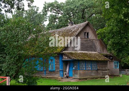 Ancienne maison traditionnelle en bois et cour dans le village biélorusse Banque D'Images
