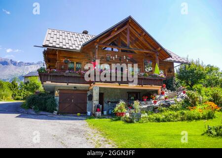 Élégante maison en bois avec jardin bien entretenu, été dans la station de ski du Puy-Saint-Vincent, Ecrins, Alpes françaises, France Banque D'Images