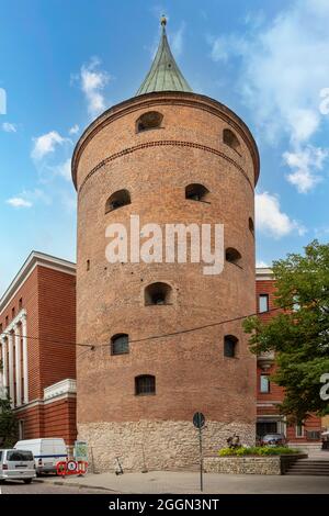 Riga, Lettonie. Août 2021. Vue extérieure de l'ancienne Tour poudrière dans le centre-ville Banque D'Images