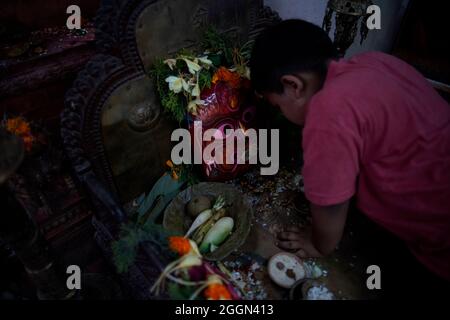 Katmandou, Népal. 2 septembre 2021. Le masque de Majipa Lakhey Aaju, également connu sous le nom de ''˜paisible Bhairav' le protecteur des enfants, est placé sur son trône comme les dévotés offrent des prières pour le prochain festival de sept jours Indra Jatra considéré comme le plus grand festival religieux du Népal à Majitat à Katmandou, Népal jeudi, 2 septembre 2021. (Credit image: © Skanda Gautam/ZUMA Press Wire) Banque D'Images