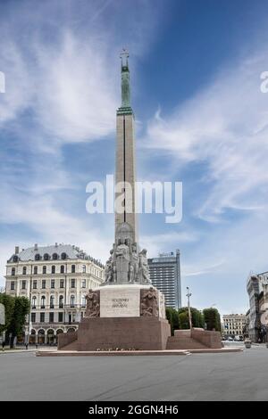 Riga, Lettonie. Août 2021. Vue sur le monument de la liberté dans le centre-ville Banque D'Images