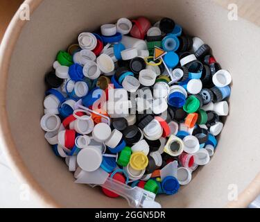Gros plan de nombreux bouchons de bouteilles en plastique collectés pour recyclage. Banque D'Images
