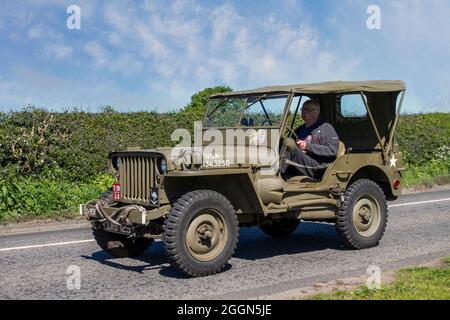 1943 40s années quarante vert style américain temps de guerre vert Willys Jeep, 2199cc essence, camion de l'armée américaine, 1⁄4 tonne, 4×4, Véhicule militaire de reconnaissance de commandement Seconde Guerre mondiale, Seconde Guerre mondiale, Seconde Guerre mondiale, véhicule WW2 en route vers Capesthorne Hall Classic May car show, Cheshire, Royaume-Uni Banque D'Images