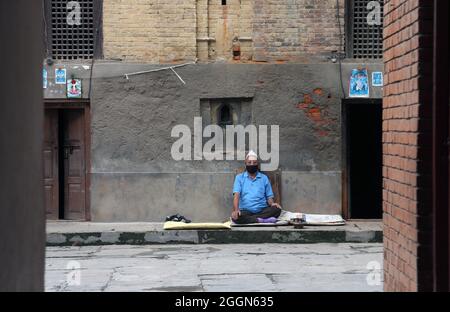 Katmandou, Bagmati, Népal. 2 septembre 2021. Un homme âgé portant un masque facial de protection se trouve à l'extérieur de sa maison à Katmandou, au Népal, le 2 septembre 2021. (Image de crédit : © Sunil Sharma/ZUMA Press Wire) Banque D'Images