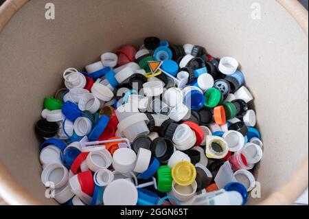 Gros plan de nombreux bouchons de bouteilles en plastique collectés pour recyclage. Banque D'Images