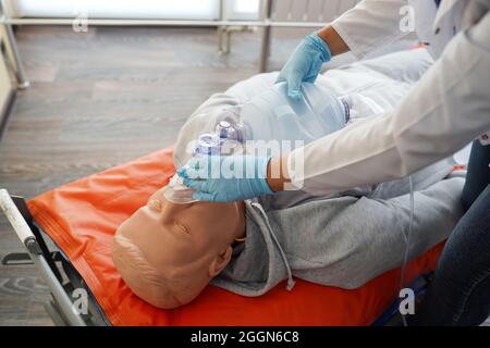 Les étudiants en soins infirmiers s'exercent à fournir l'administration d'oxygène au patient par une poupée de patient dans la simulation de la présence virtuelle dans le Banque D'Images
