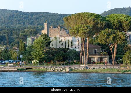 BOLSENA - ITALIE - 15 AOÛT 2021 : rocher du château de Bolsena, en Latium, un beau et caractéristique village médiéval surplombant le lac homonyme. Banque D'Images