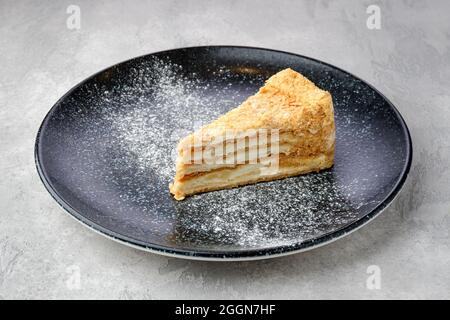 Morceau triangulaire de gâteau Napoléon classique sur une assiette Banque D'Images