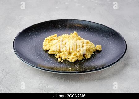 Œufs brouillés classiques sur une assiette Banque D'Images