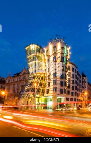 La Maison dansante de Prague en Tchéquie de nuit Banque D'Images