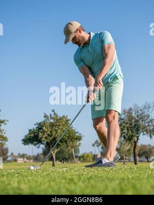 golfeur concentré en casquette avec club de golf, golf Banque D'Images