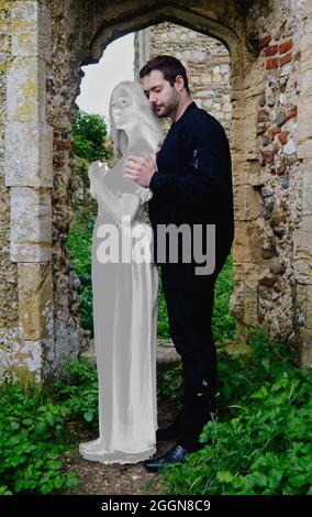 homme en noir et la dame grise fantôme à la ruine de l'église. Banque D'Images