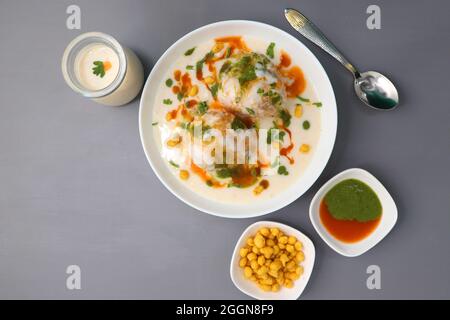 Dahi Bhalla ou Dahi Vada est un type de plat de chaat de l'Inde. Il est préparé en trempant l'urad dal vadas dans un yaourt crémeux avec chutney vert et rouge. Banque D'Images