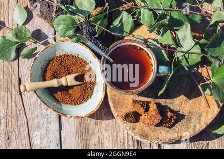 Thé de chaga - un antioxydant fort, stimule le système immunitaire. Sain pur naturel. Champignon de chaga sauvage, préparation de thé, café et remède à base de plantes Banque D'Images