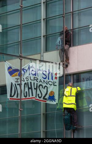 Place de la tour. Londres, Royaume-Uni. 2 septembre 2021. 2 septembre 2021. Les partisans de HS2 grimpent dans les bureaux de Marsh JLT Specialty, assureurs pour les sous-traitants de HS2. Penelope Barritt/Alamy Live Nouveau Banque D'Images