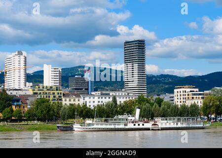 linz, autriche, 01 septembre 2021, bateau à vapeur schoenbrunn sur le danube, hauts remparts en arrière-plan, tour bruckner, lentia 2000, sparkasse Banque D'Images