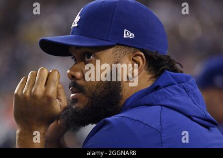 Le lanceur de clôture des Dodgers de Los Angeles regarde le match contre les Braves d'Atlanta depuis le dugout au Dodger Stadium de Los Angeles le mercredi 1er septembre 2021. Photo de Jim Ruymen/UPI Banque D'Images