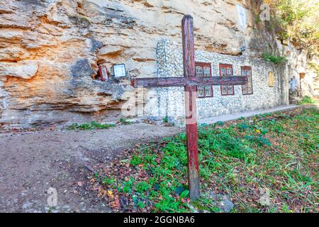 Monastère grotte du XIIIe siècle dans le village de Saharna de Moldavie . Ancien lieu de culte . Croix religieuse en bois Banque D'Images