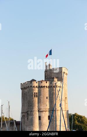 La Rochelle, France ; 10 août 2021 : vue de dessus de la tour Saint Nicolas dans le port de la Rochelle, France ; couronné par le drapeau français. Banque D'Images