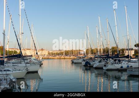 La Rochelle, France ; 10 août 2021 : navires amarrés dans l'ancien port médiéval de la Rochelle, France et reflétés dans l'eau. En arrière-plan un Fe Banque D'Images