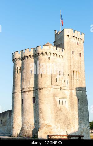 La Rochelle, France ; 10 août 2021 : vue imprenable sur la tour Saint Nicolas à l'entrée du port de la Rochelle, France ; couronnée par les Français Banque D'Images