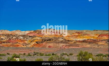 Collines carrées érodées par le vent, minarets, pics, monticules d'Efege. Ciel bleu propre. Paysage de relief jaune érodé par le vent. Diable (fantôme) ville, Xinjiang C. Banque D'Images